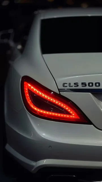 تابلوی مرسدس CLS 500، شکوه سفید و آتش قرمز